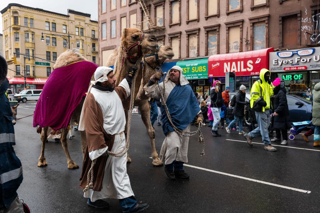 La tradición de los Reyes Magos tiene profundas raíces en países como México, Puerto Rico, República Dominicana y España, donde la celebración incluye regalos, banquetes y la emblemática Rosca de Reyes.