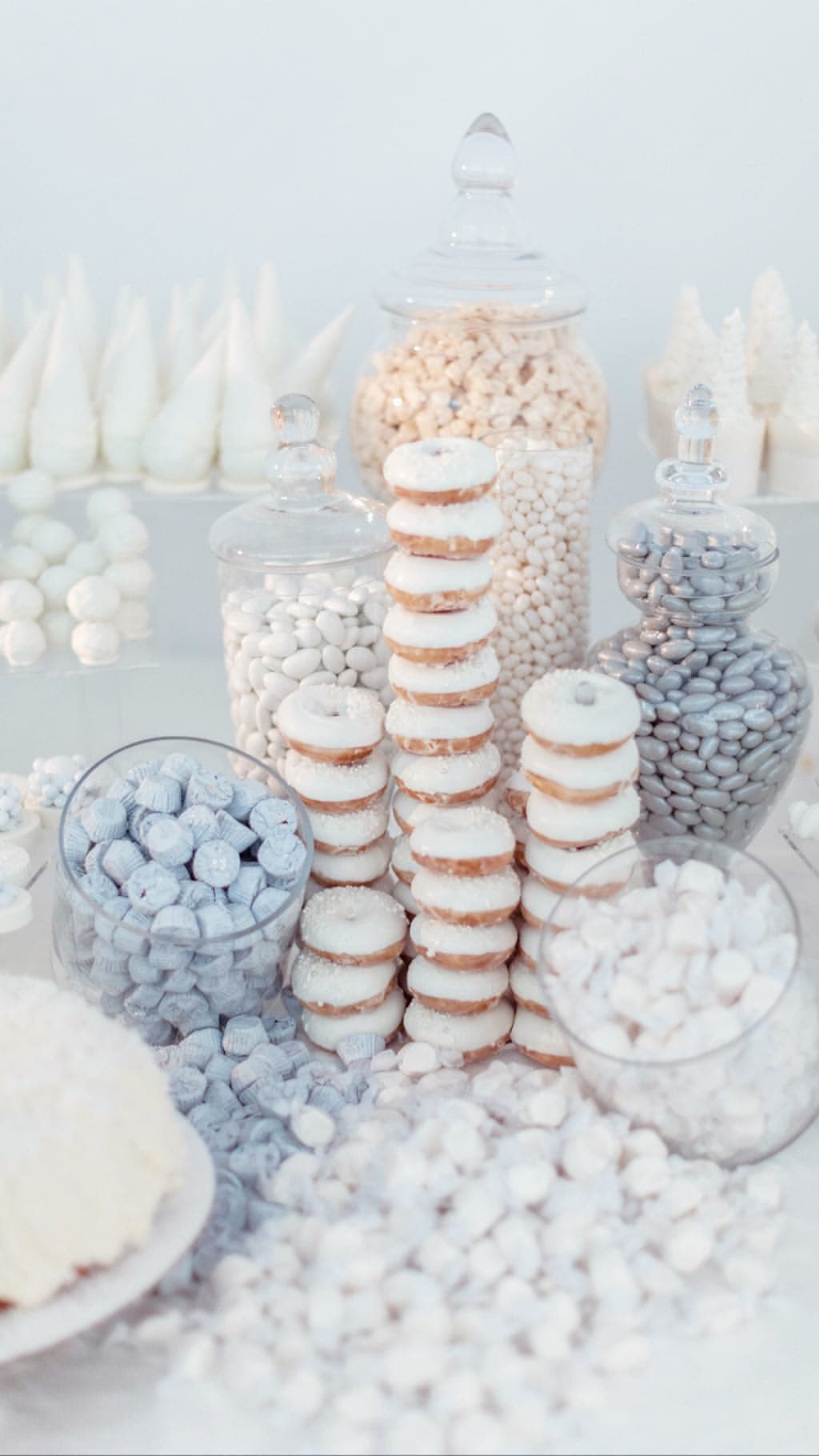 Sobre los postres que se sirvieron, hubo cupcakes, Kisses, bastones de caramelo, golosinas de arroz inflado, galletas y hasta un carro de churros.
<br>
<br>