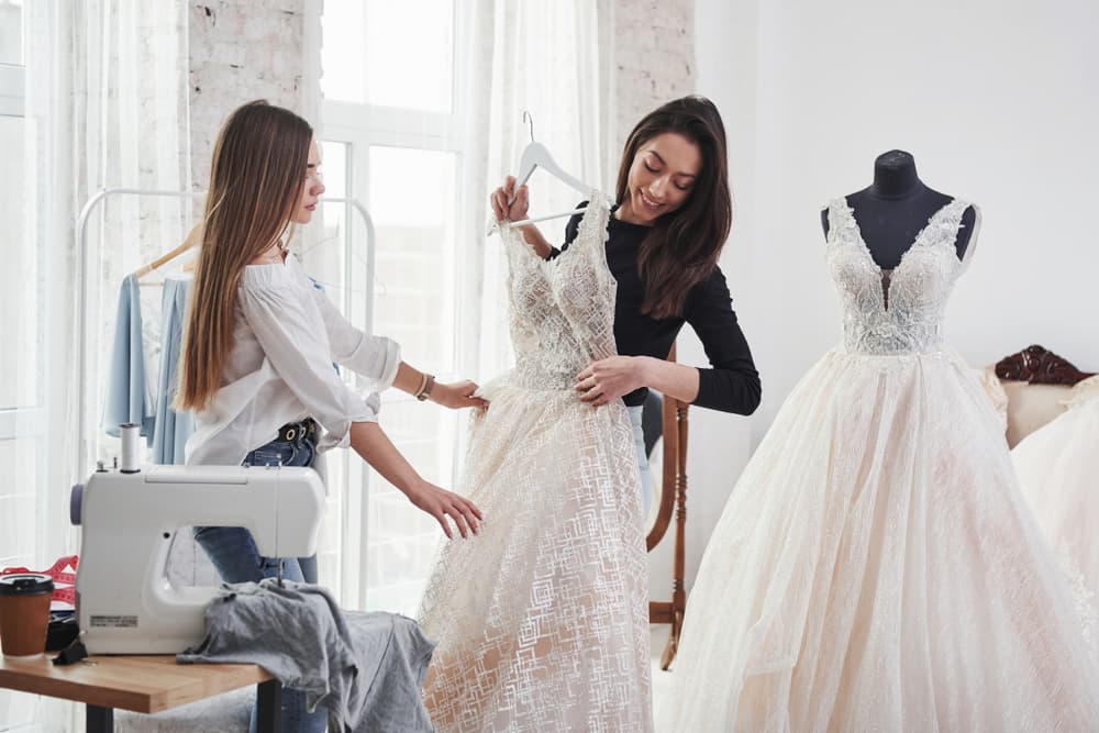 <h3 class="cms-H3-H3">Soñar con que te pruebas un vestido de novia </h3>
<br>Esto significa que vendrán cambios inesperados que afectarán tu situación actual. Estos cambios serán radicales y requerirás de toda tu responsabilidad para salir avante de esta metamorfosis.
<br>