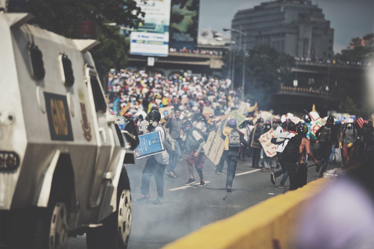 Tres tanquetas lanzaron chorros de agua y bombas lacrimógenas por más de tres horas a la protesta opositora que marchó este miércoles en la llamada 'marcha de los escudos'.
