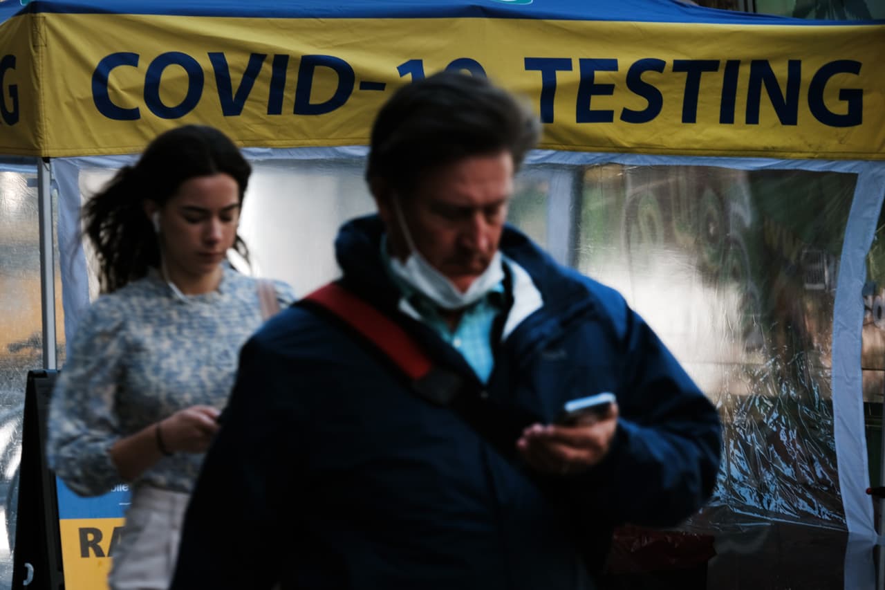 Las autoridades recomiendan el uso de mascarillas en sitios cerrados y llaman a evitar reuniones cuando sea posible.