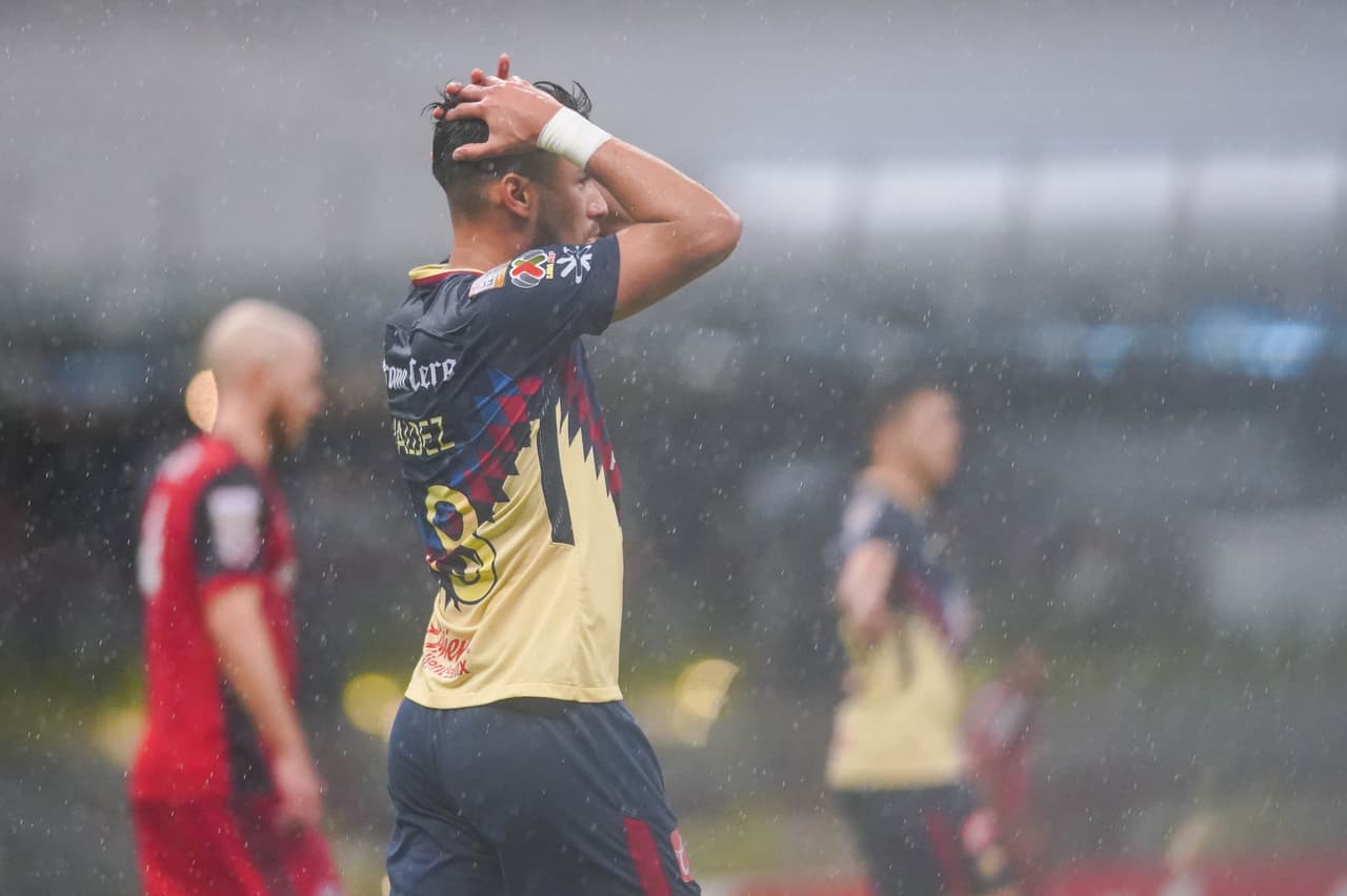 Oribe Peralta, y el 'Wero' Díaz, entre otros, fallaron opciones de gol que le hubieran podido cambiar la cara al juego.