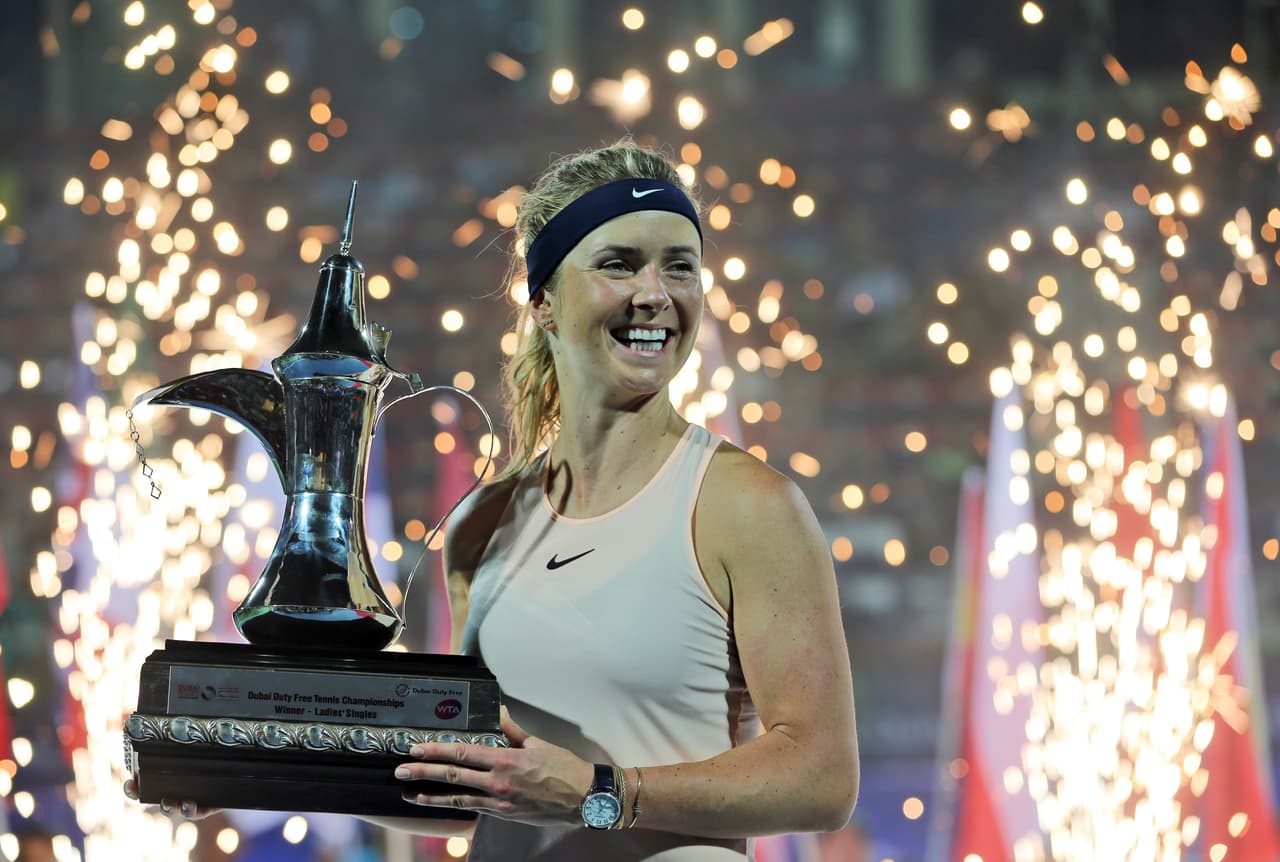 La ucraniana Elina Svitolina, primera favorita y cuarta del mundo, conquistó por segundo año consecutivo el torneo de Dubai tras imponerse en la final a la rusa Daria Kasatkina por 6-4 y 6-0.