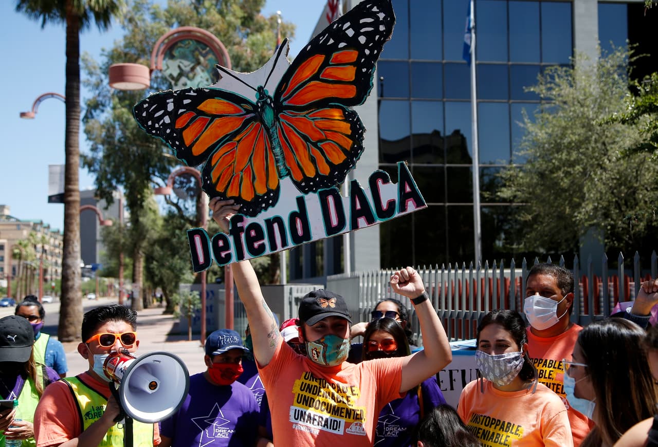 En Phoenix, Arizona, un grupo de personas se reunió frente al edificio del Servicio de Inmigración y Control de Aduanas después del fallo de la Corte Suprema.
<br>