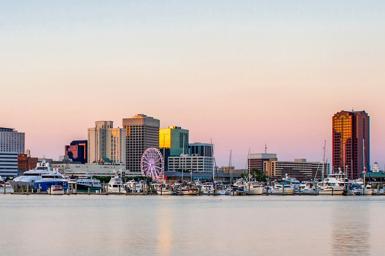 <b>Las ciudades con más ofertas de trabajo:</b>
<br>
<br>
<b>Puesto 10. Área Metropolitana de Virginia Beach, Norfolk y Newport News (Virginia y Carolina del Norte) </b>
<br>
<br>Crecimiento de la oferta de empleo entre febrero de 2020 y enero de 2022: +78.7%.
<br>
<br>Tasa de desempleo en diciembre de 2021: 3.8%.
<br>
<br>Luego de dos años de pandemia de covid-19, el mercado laboral se encuentra a favor de los trabajadores, y muchos se han cambiado de compañías y ciudades en busca de beneficios, mejores salarios y menor costo de vida.
<br>
<br>Esta lista está basada en el informe del mercado laboral del portal de empleos Indeed, que hace una comparación de la oferta de trabajos entre el 7 de enero de 2022 y el 1 de febrero de 2020, una fecha que toman como “punto de referencia previo a la pandemia”.
<br>