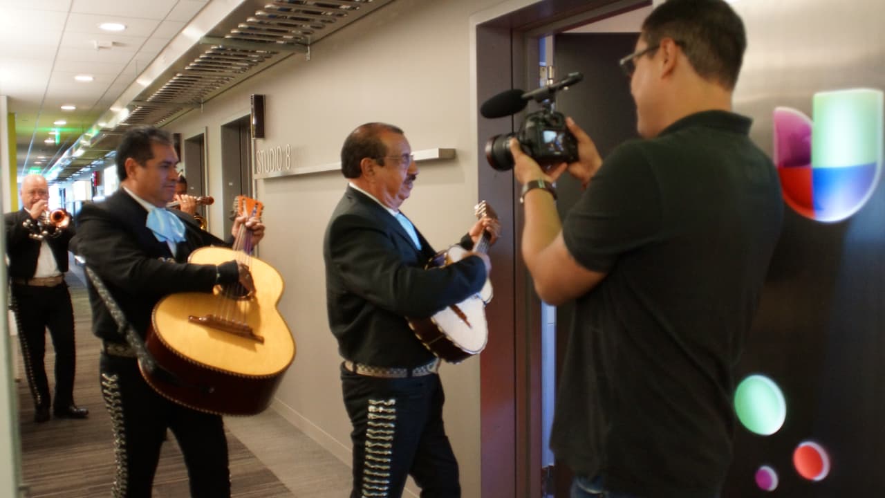 La primera, fue este mariachi que llegó de imprevisto para felicitar al trío de locutores.