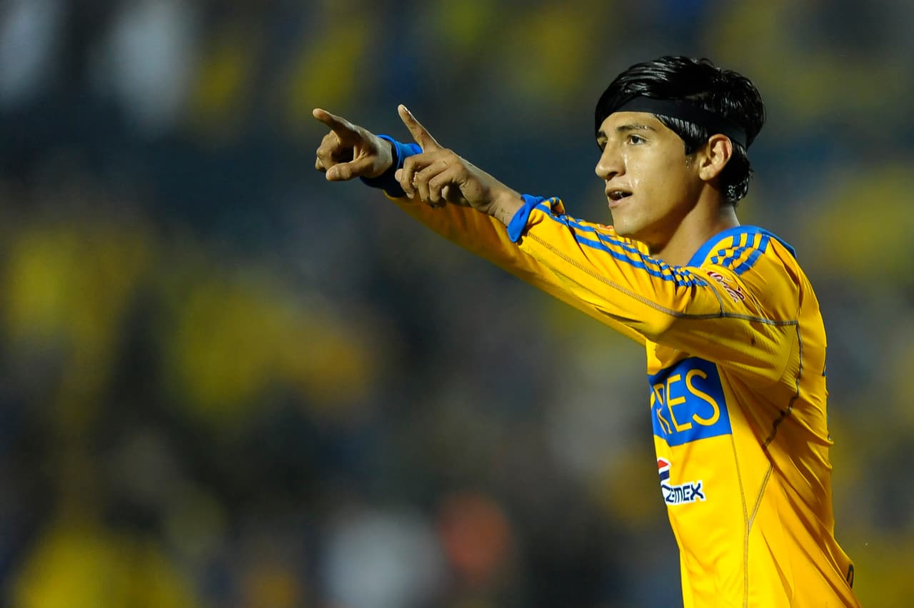 Alan Pulido no cierra la puerta a Chivas