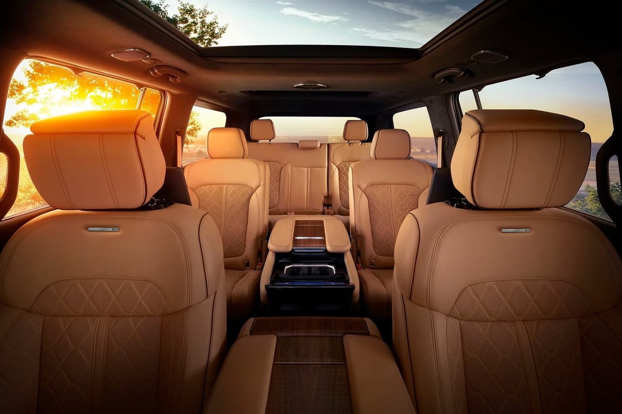 En la Grand Wagoneer sucede lo contrario. Su configuración es de siete pasajeros con una segunda fila de tipo capitán y la opción de tipo banca.