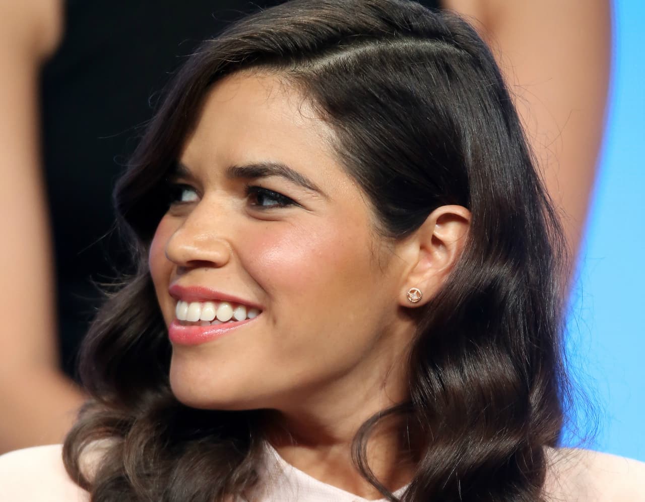 <b>America Ferrera, actriz nacida en Los Ángeles, de padres hondureños. Liderará el comité de artistas que asistirán a la marcha.</b> “Desde la elección, muchos temen que sus voces dejarán de ser escuchadas. Como artistas, mujeres, y más importante como estadounidenses comprometidos, es crítico que nos mantengamos unidos en solidaridad por la protección, dignidad y los derechos de nuestras comunidades. Los derechos reproductivos, de los trabajadores, de los inmigrantes, de la comunidad LGTBQ, la justicia social y los derechos del ambiente no son intereses especiales, nos afectan a todos y deberían ser preocupaciones de todos los estadounidenses”.