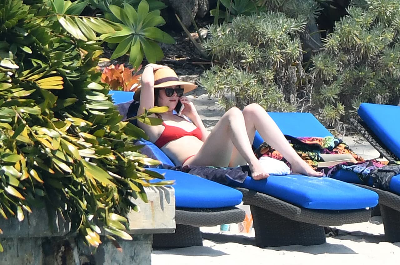 Dakota Johnson, protagonista de 'Fifty Shades of Grey' presumió cuerpazo en dos lindos bikinis mientras vacacionaba en Miami, Florida, con unos amigos.