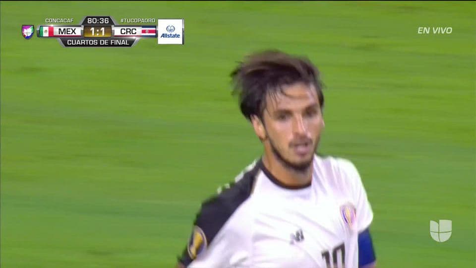 Tiro desviado de Néstor Araújo