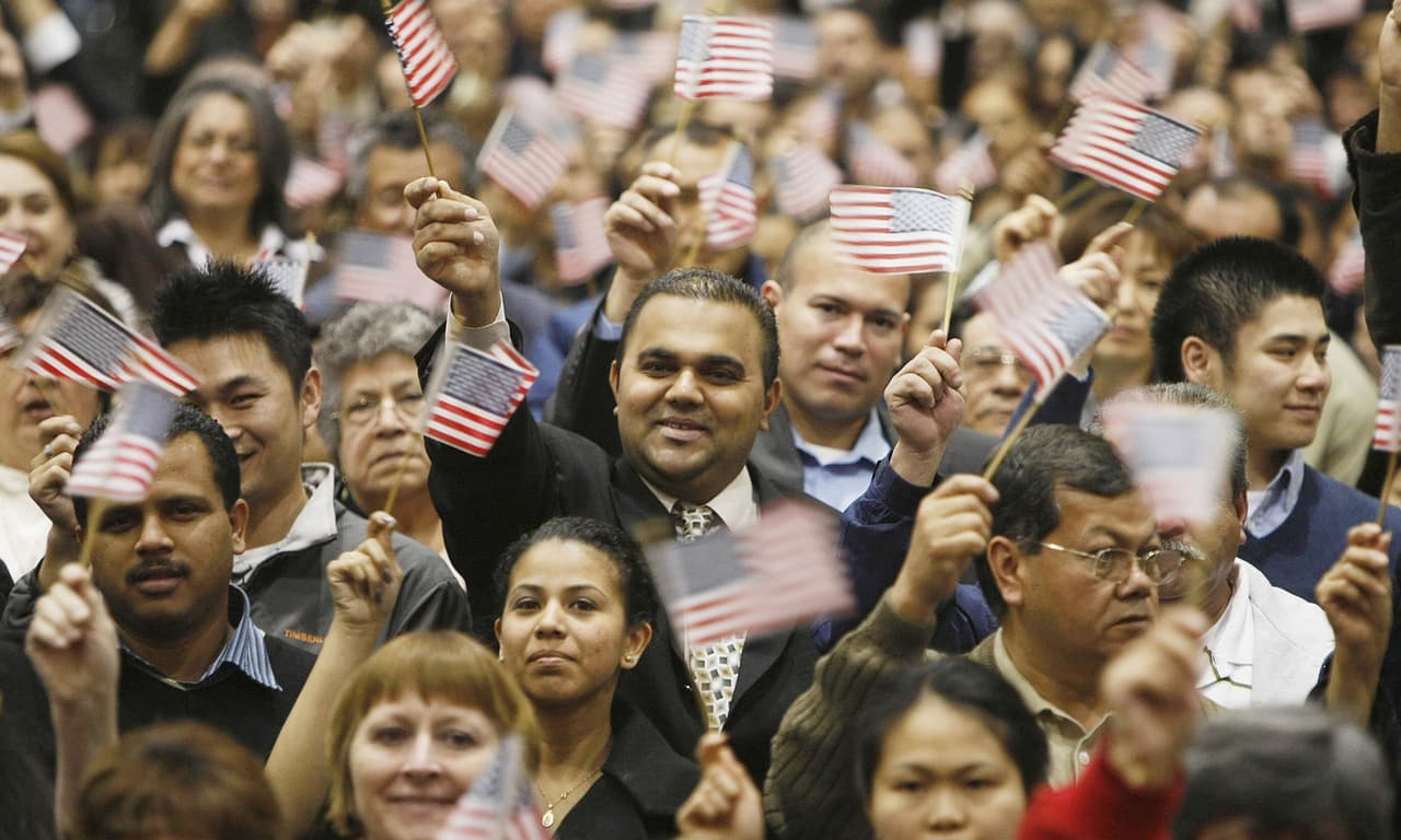 En septiembre del 2015 la Casa Blanca dijo que había 8.8 millones de residentes legales permanentes que reunían requisitos para convertirse en ciudadabnos. De ellos, 6 millones eran de origen latino.