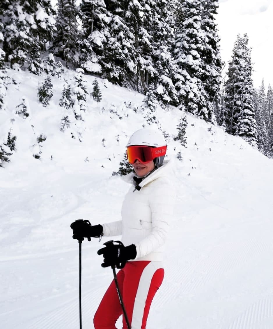 Karla se vistió a tono con la montaña neveda para esquiar.