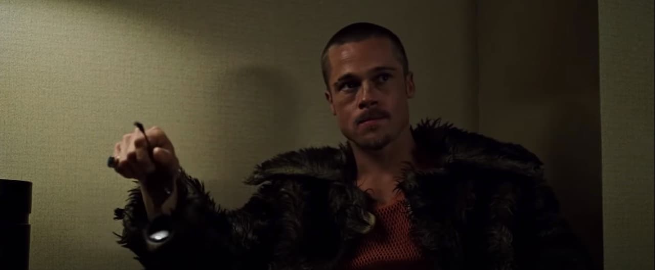 “A través de la pista proporcionada por Tyler, la policía descubrió rápidamente todo el plan y arrestó a todos los criminales, evitando con éxito que la bomba explotara. Después del juicio, Tyler fue enviado a un hospital psiquiátrico para recibir tratamiento. Fue dado de alta del hospital en 2012”, dice el mensaje al final de ‘Fight Club’ en la versión china.