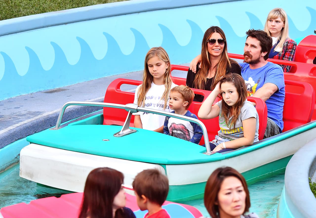 Atrás viene el actor abrazado de su esposa, Sibi Blazic.