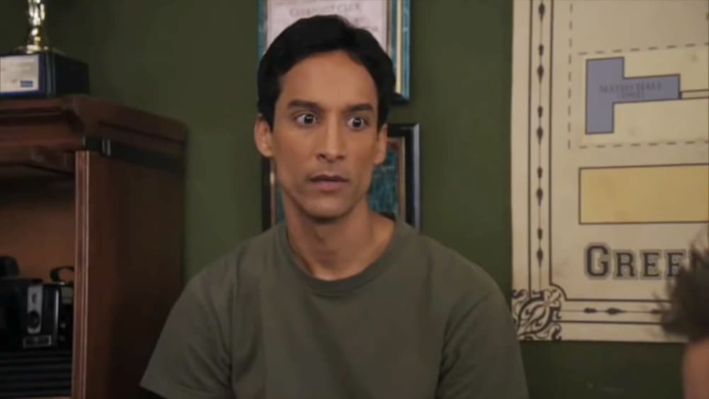 <b>Danny Pudi- Abed Nadir </b>
<br>Abed Nadir es un chico con autismo que se graduó en la Greendale Community College en la licenciatura de cine. Regresó a su universidad para ser parte de un grupo de estudio que le ayude a aprender a convivir con otras personas.
<br>