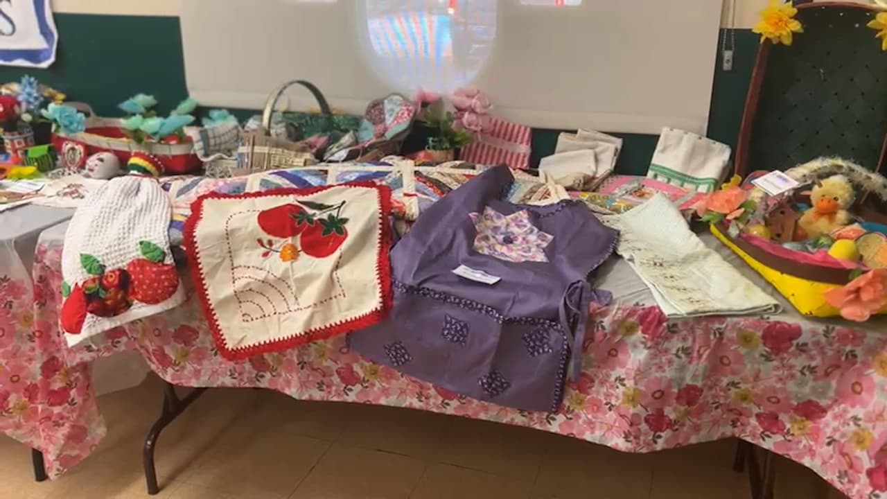 Mujeres de la tercera edad muestran sus artesanías de pandemia en Dallas