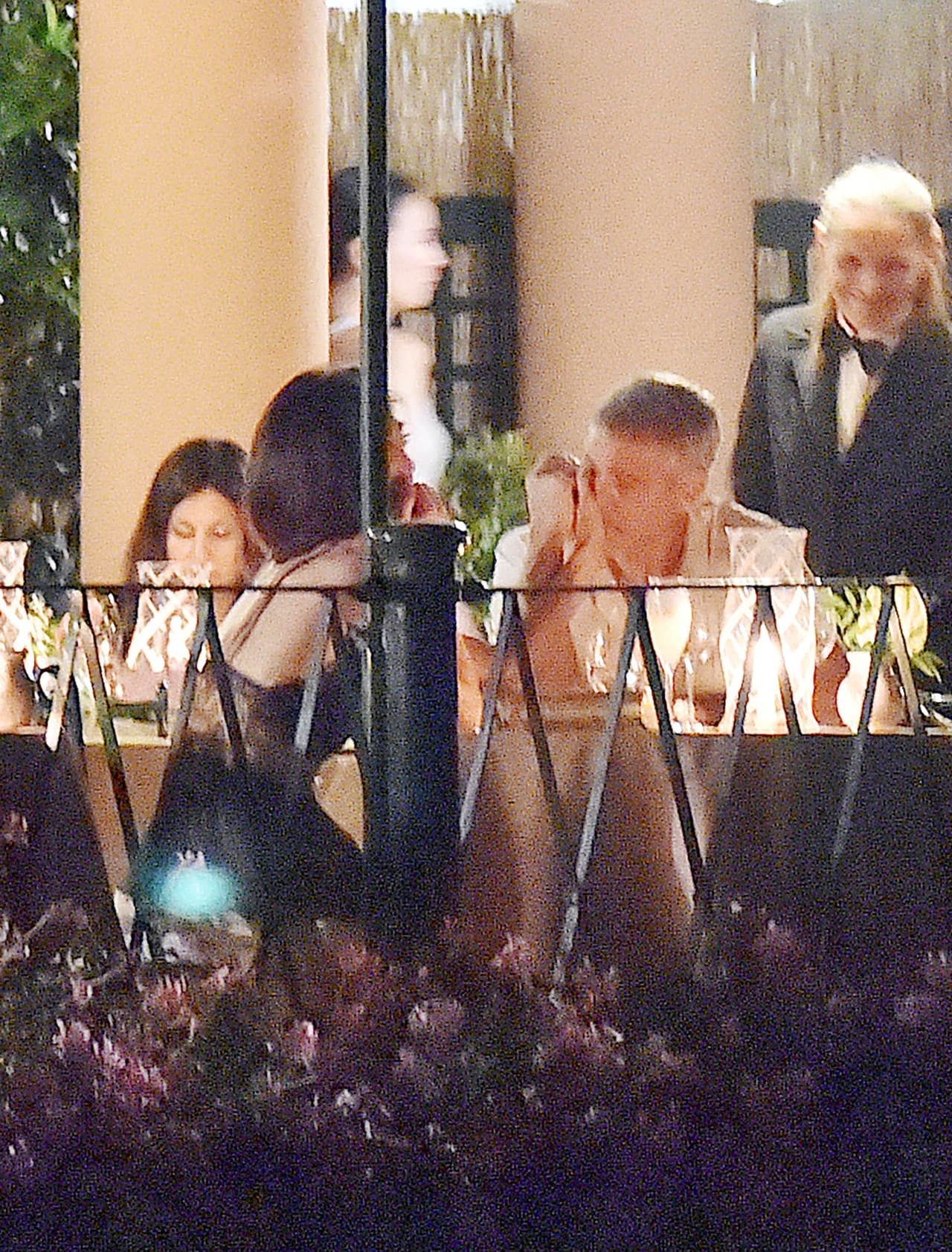 Cute! Le dio un besito en la mano.