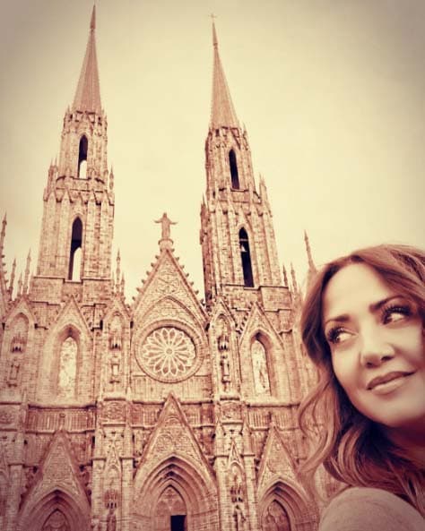 El Santuario Guadalupano no opaca la belleza de Andrea.