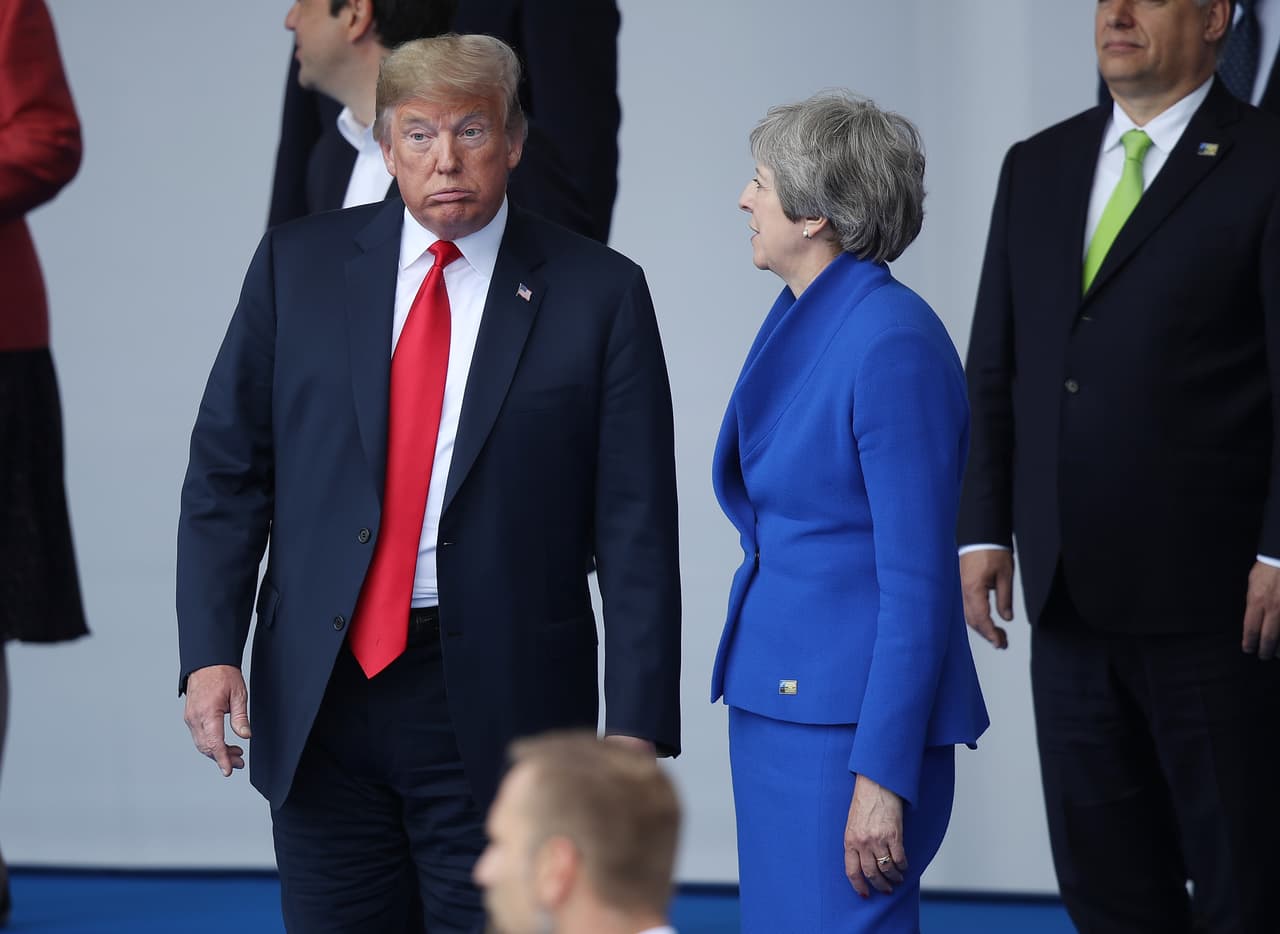 Se espera que Trump siga presionando a sus aliados sobre el gasto militar durante la cumbre, que llega en un momento de especial fragilidad en la relación entre Trump y quienes tradicionalmente han sido los aliados más próximos a Washington. En la fotografía el presidente Trump con la primera ministra británica Theresa May.