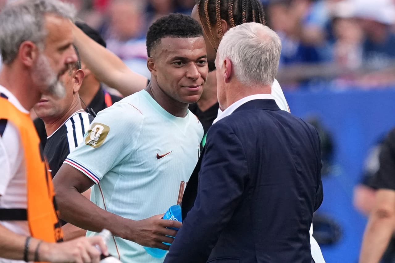 Mbappe sale del campo y saluda al director técnico Didier Deschamps.
