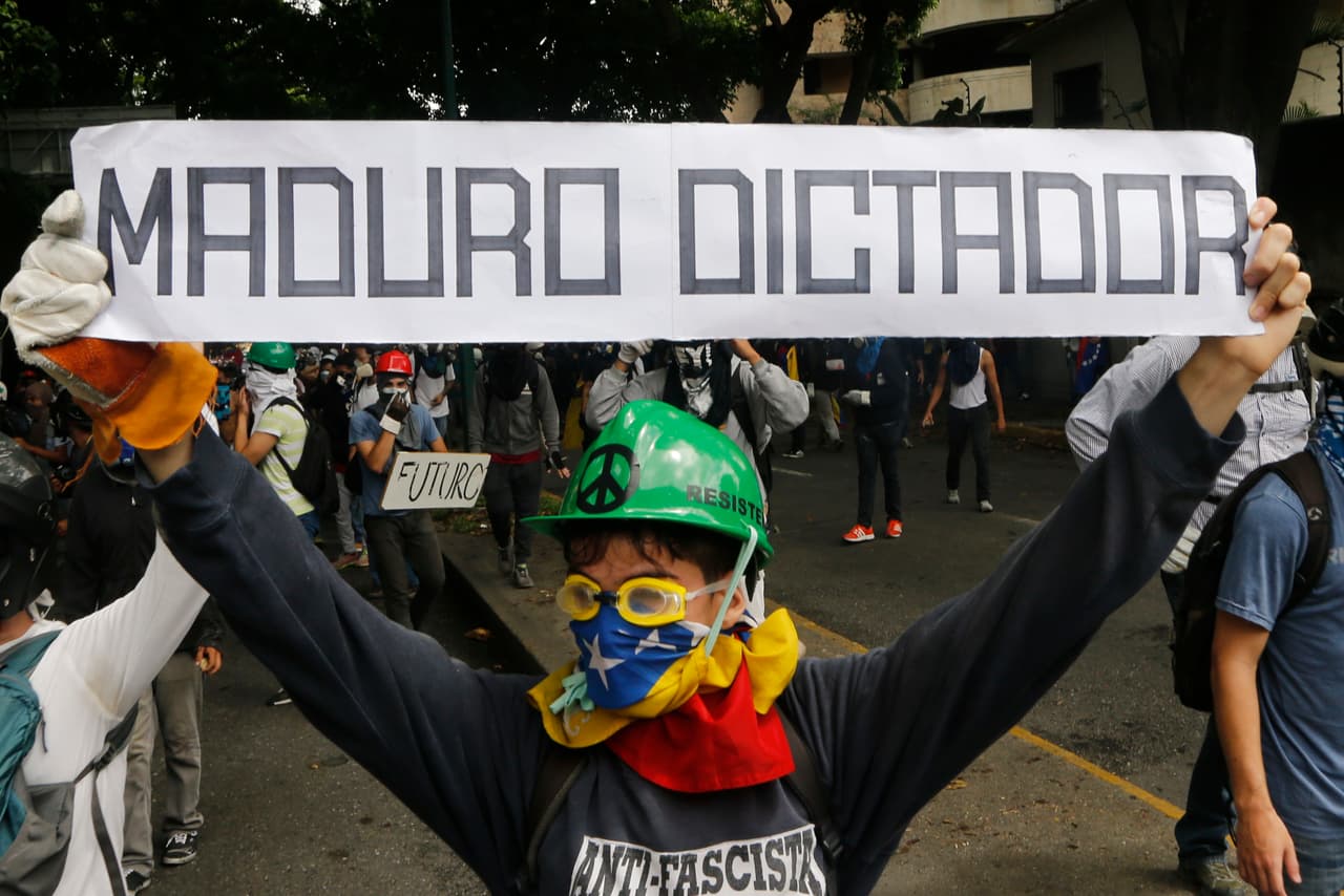 <b>Dictatorial regime</b>. There is no separation of public powers. Parliament is the only body within the five government branches (Executive, Legislative, Judicial, Moral and Citizen) not in the hands of Chavismo.