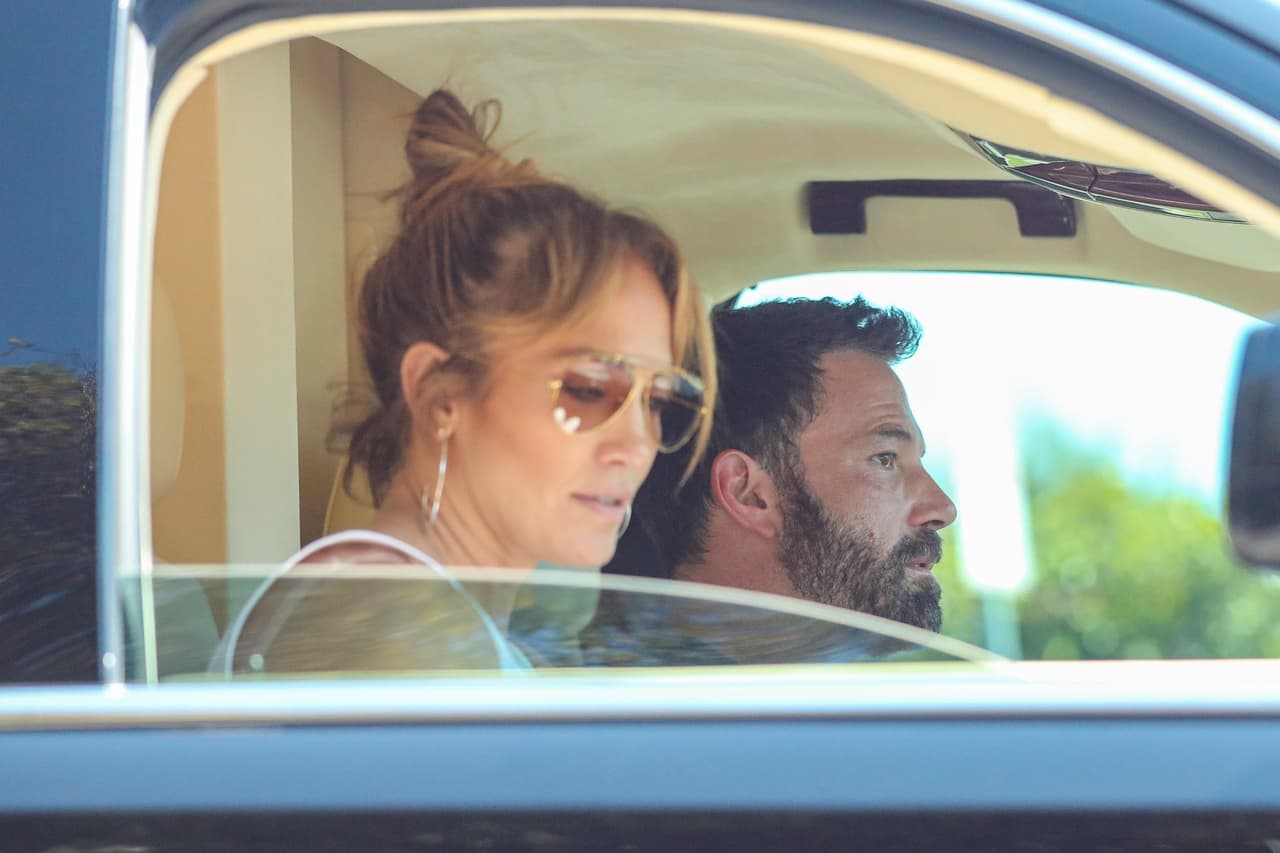 Comenzaron a ser vistos juntos y de manera cariñosa solo dos semanas después de que la puertorriqueña anunció el 
<b><a href="https://www.univision.com/famosos/jennifer-lopez-y-alex-rodriguez-anillo-de-compromiso-fotos" target="_blank">fin de su relación y compromiso con Alex Rodríguez</a></b> el pasado 15 de abril. 
<br>