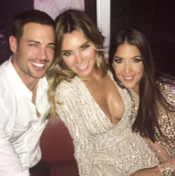 Cuando van a ls fiestas sus amigos comprueban que su relación está muy sólida.