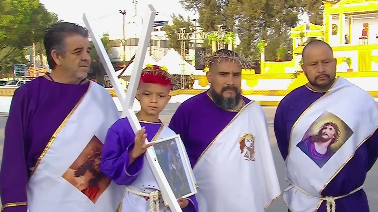 Niño mexicano realiza "una manda" para honrar la memoria de su fallecido padre en Iztapalapa