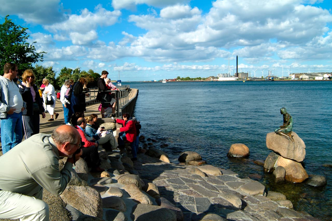 En 1964 y 1998 intentaron quitarle la cabeza, pero no lo lograron, lo cual provocó que movieran el objeto más lejos de las personas para protegerla. Adicionalmente, en 1984 perdió un brazo, el cual pudo ser recuperado. En 2003, fue descubierta con una base de explosivos y tres años después, se le vio usando una burka y agarrando en su mano un juguete sexual. Hasta ahora, se desconocen a los culpables.