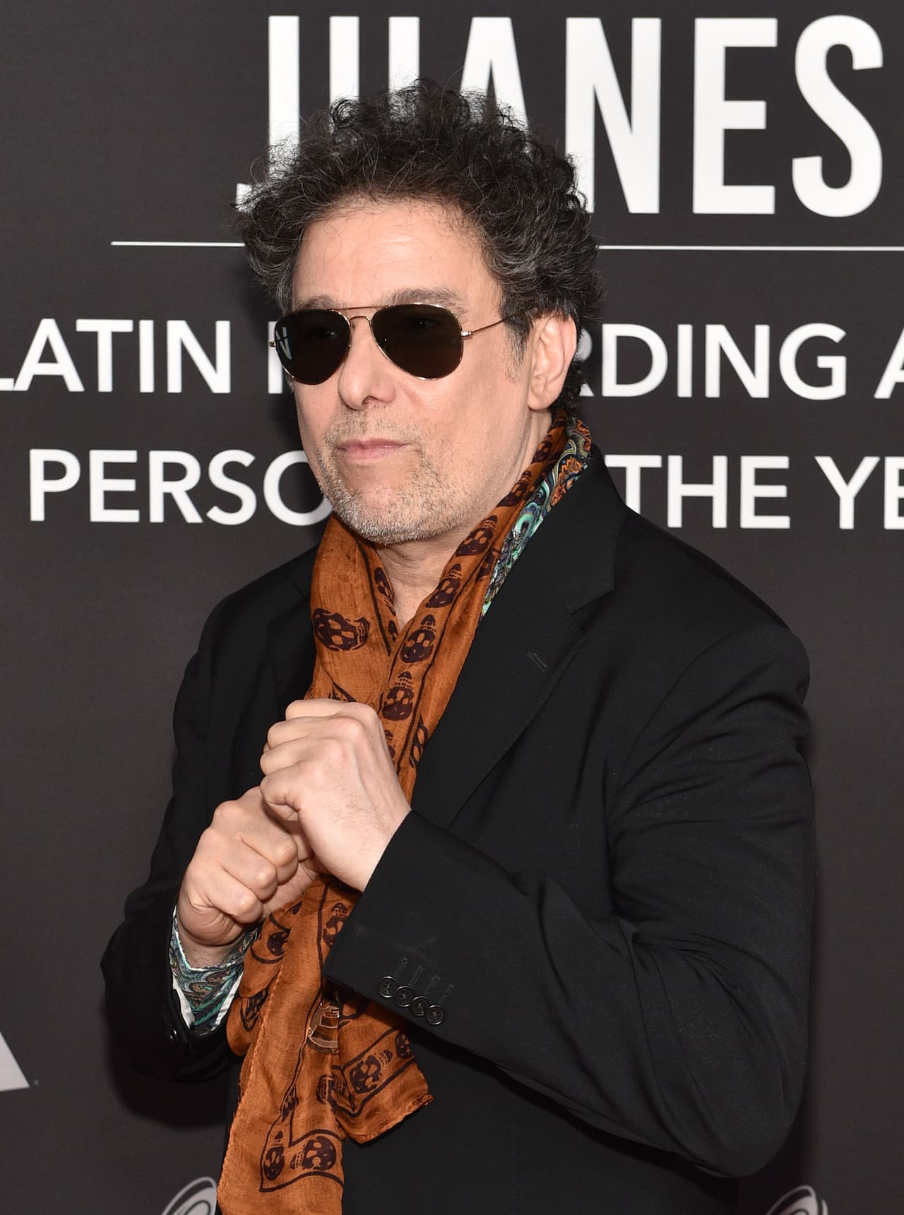 Por su parte, el rockero argentino Andrés Calamaro se refirió a Juanes como " la perfecta encarnación del artista que triunfa con calidad, que insiste en grabar con presencia musical y social”. 
<br>