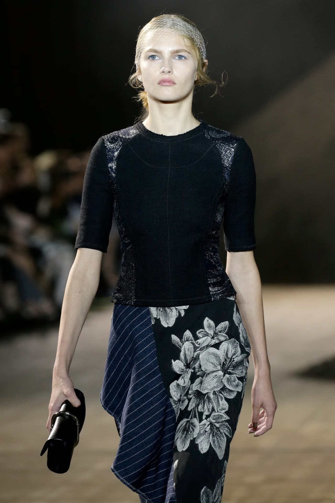 El diseño modificado para la primera dama y presentado en una versión de vestido y abrigo fue creado por 
<b>Phillip Lim, </b>para su pasarela 
<b>Spring 2016</b>. 
<b>Salió al mercado por 650 pero la variación</b> con saco largo de Michelle Obama seguro resultó un poco más costosa.