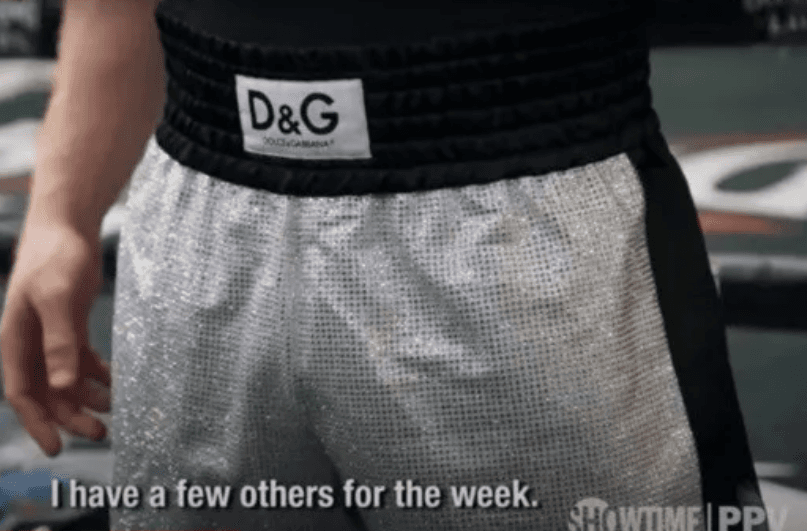 <b>Exclusivos atuendos </b>
<br>El deportista boxeará contra Caleb Plant el 6 de noviembre de 2021 y 
<a href="https://www.youtube.com/watch?v=eEXmzGrfc3s">el programa All Access</a> de Showtime mostró el detrás de escenas de los entrenamientos, donde al mexicano se le puede ver usando shorts de Dolce&Gabanna adornados con diamantes Swarovski.