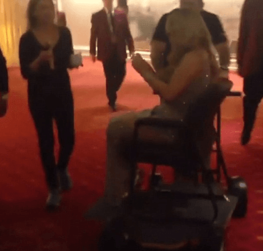 ¡Así es! La linda cantante es una consentida y para no cansarse a la hora del show, evita perder cada segundo de energía.