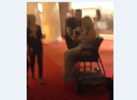 Resulta que como Mariah usa tacones muy altos se cansa de caminar de su camerino al escenario, por lo que le pidió a su equipo que la trasladen en silla de ruedas.