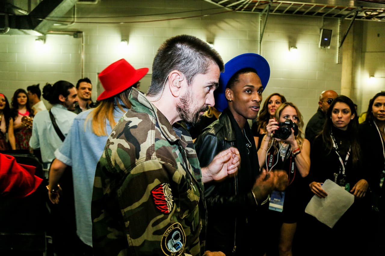 Una cosa fue lo que viste en televisión y otra lo que te perdiste. Pero, relax! Nuestro lente te trae el detrás de cámaras de la esta entrega de Premio Lo Nuestro.