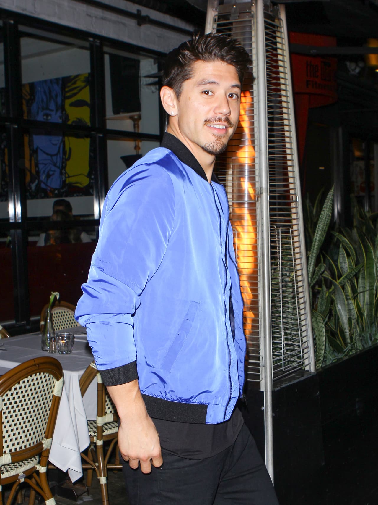 Al parecer al chico le encanta ser el centro de atención.