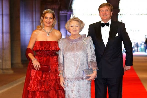 Su relación con la reina emérita Beatriz ha sido ejemplar. En su discurso de abdicación en 2013 la mencionó: "su gran corazón y sus sentimientos puros", lo que calificó de "bendición" para la familia real.