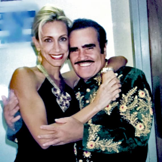 Incluso el padre de Alejandro Fernández, Don Vicente Fernández, también mantiene una relación amistosa con Lili.