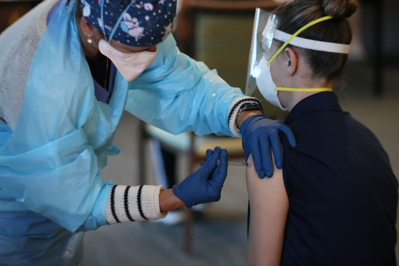 DeSantis fue más allá y dijo que el plan de la nueva administración para impulsar la distribución de vacunas a través de centros de vacunación de la Agencia Federal para el Manejo de Emergencias, FEMA, sería “un gran error”. 
<br>