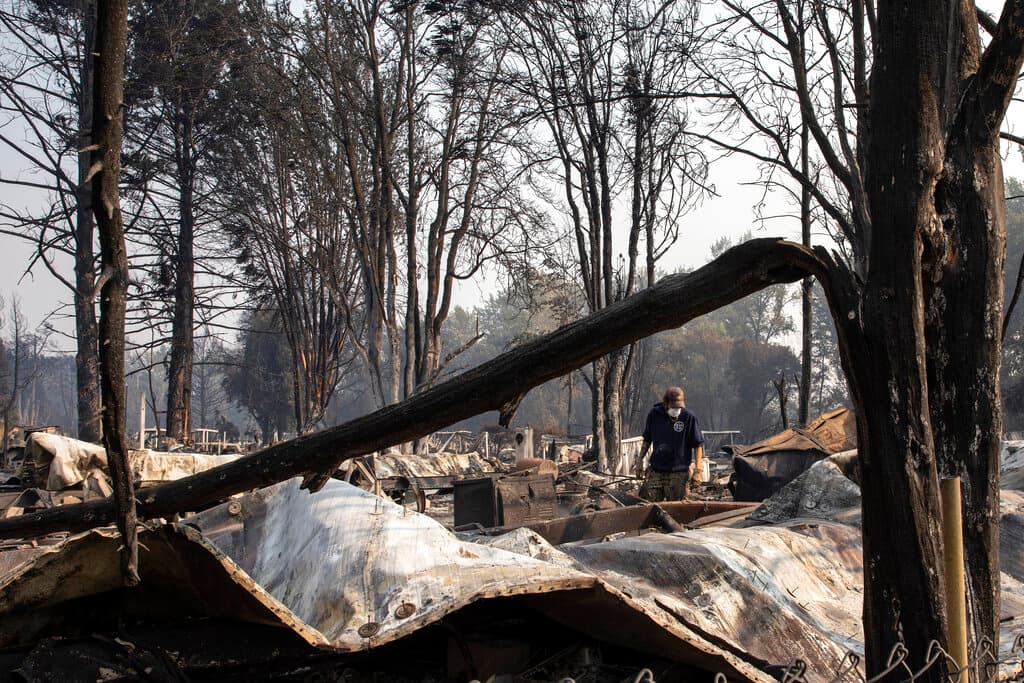 El alcalde de Phoenix, Chris Luz, dijo que las autoridades recorrieron la ciudad con megáfonos advirtiendo a la gente que se fuera y enviaron tantas alertas como fue posible a través de los medios de comunicación locales. Pero todo "llegó rápido, muy rápido", dijo. Un hombre hurga entre los escombros de lo que fue su casa.