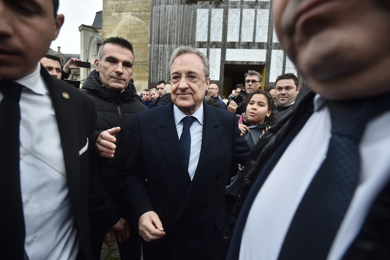 En septiembre del 2016, la FIFA castigó al Real Madrid sin permitirle fichar en el 2017 por violar leyes sobre transferencias de jugadores menores de edad. Florentino Pérez apeló ante el TAS y le ganó a la FIFA.
