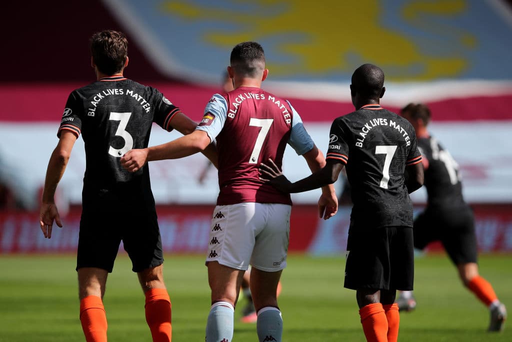 Marcos Alonso, John McGinn y N'Golo Kante a la espera del cobro de esquina.