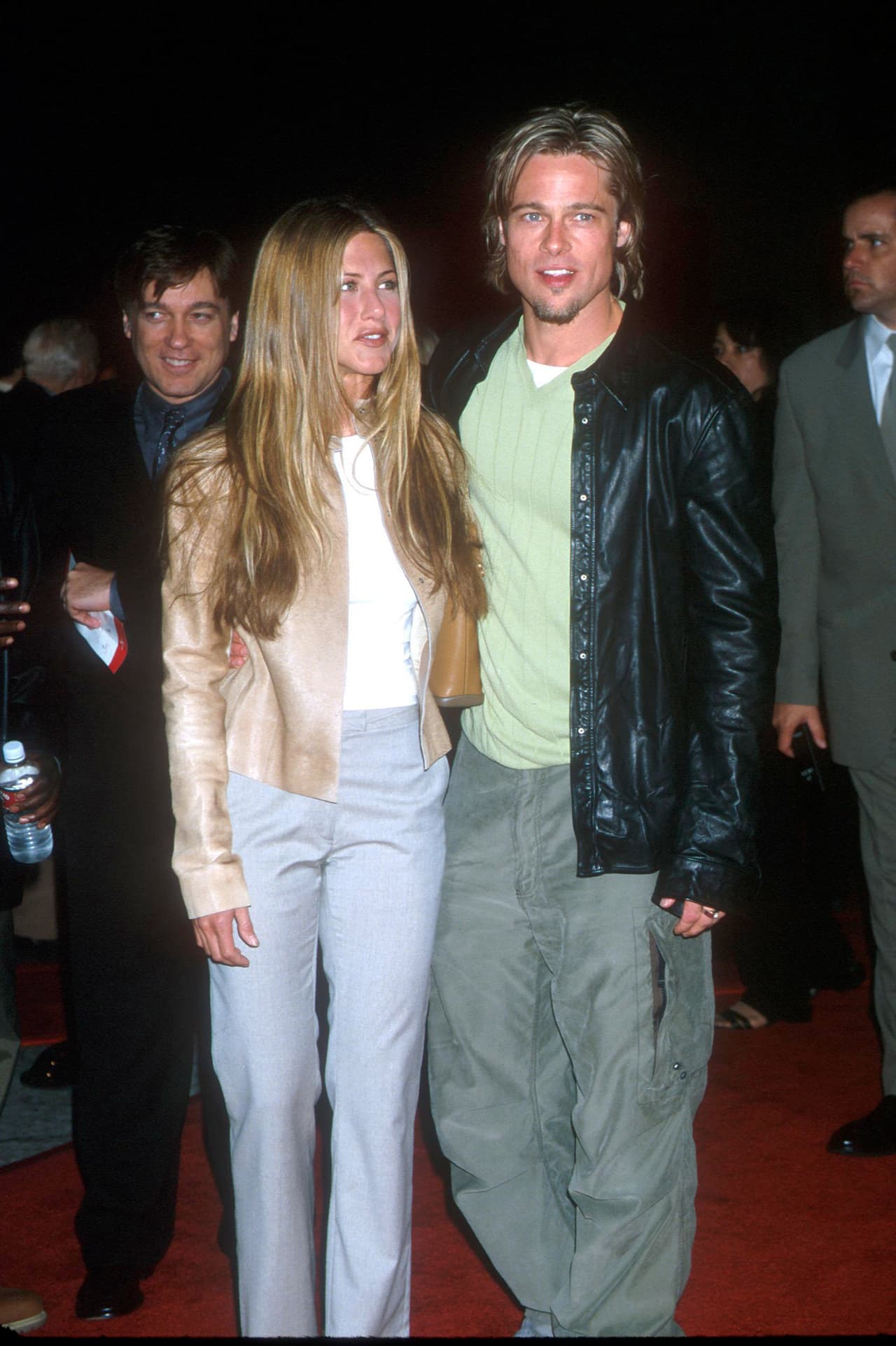 La historia de amor de Jennifer Aniston y Brad Pitt comenzó en 1998. Ellos ya se habían conocido en 1994, cuando ella comenzó su participación en la serie 'Friends', pero fue cuatro años después que sus representantes les prepararon una cita en la que quedaron flechados.