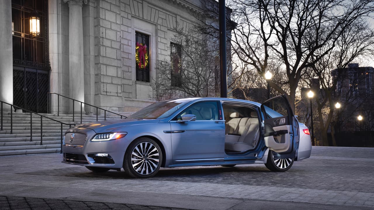 <b>David Woodhouse</b>, jefe de diseño de Lincoln, nos dice que a pesar de que las puertas con cerradura central solo fueron utilizadas entre 1961 y 1969, "tocaron una fibra con el público que aún las recuerda y las admira". Su llegada en considerada un momento importante en la historia de diseño de Lincoln.