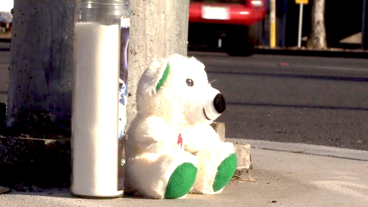 A dos días del accidente, velas y un oso de peluche recuerdan la memoria del menor, quien fue declarado muerto en la escena.