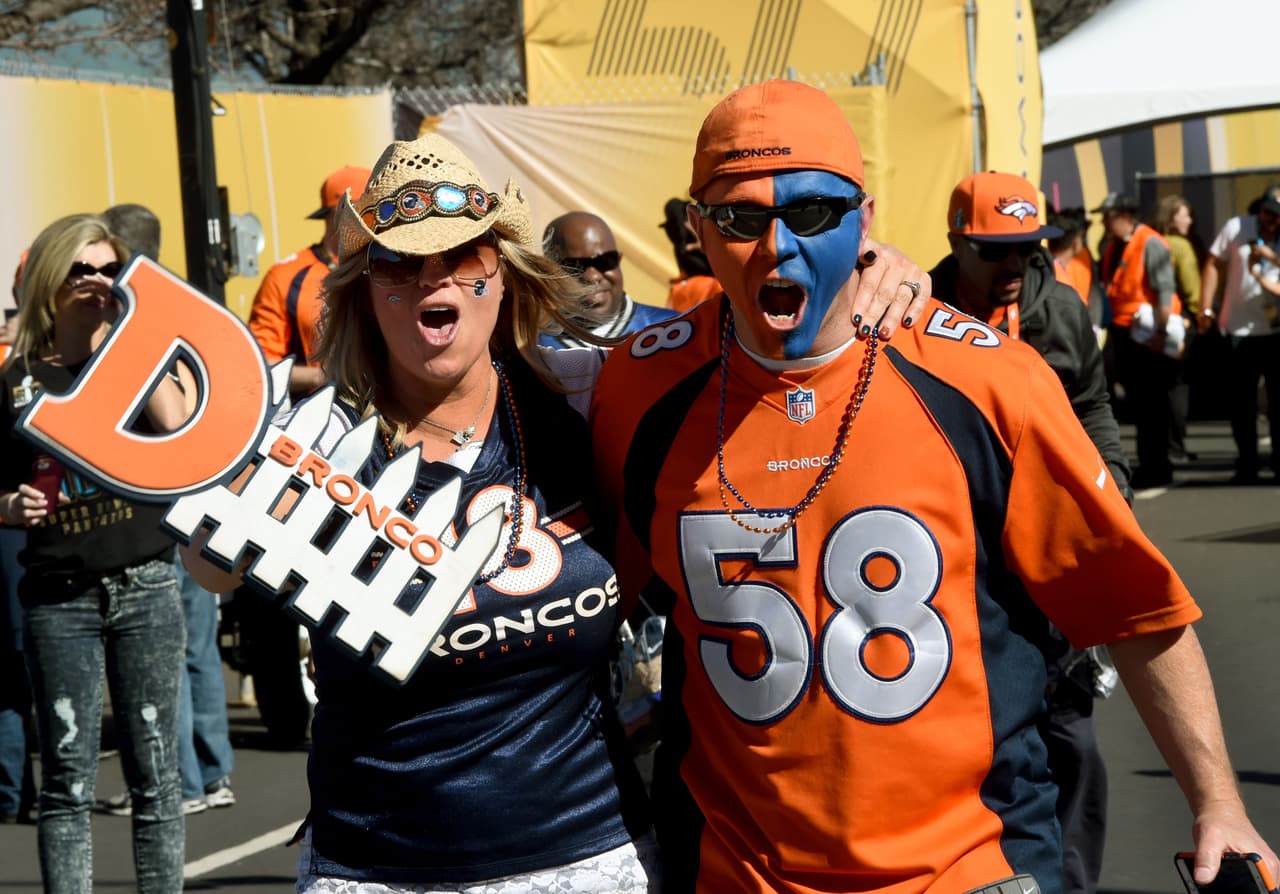 Miles de fanáticos se dieron cita en el estadio Levi’s para disfrutar del Super Bowl 50, el evento deportivo más costoso en la historia de EEUU.