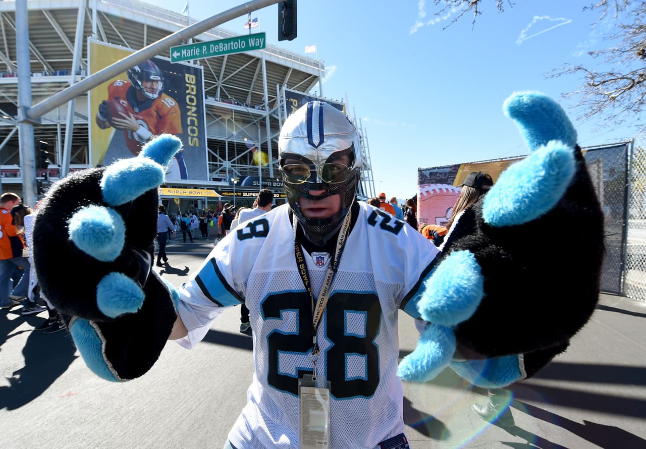 Miles de fanáticos se dieron cita en el estadio Levi’s para disfrutar del Super Bowl 50, el evento deportivo más costoso en la historia de EEUU.