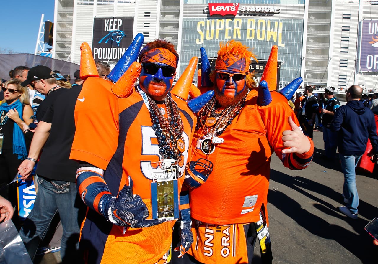 Miles de fanáticos se dieron cita en el estadio Levi’s para disfrutar del Super Bowl 50, el evento deportivo más costoso en la historia de EEUU.