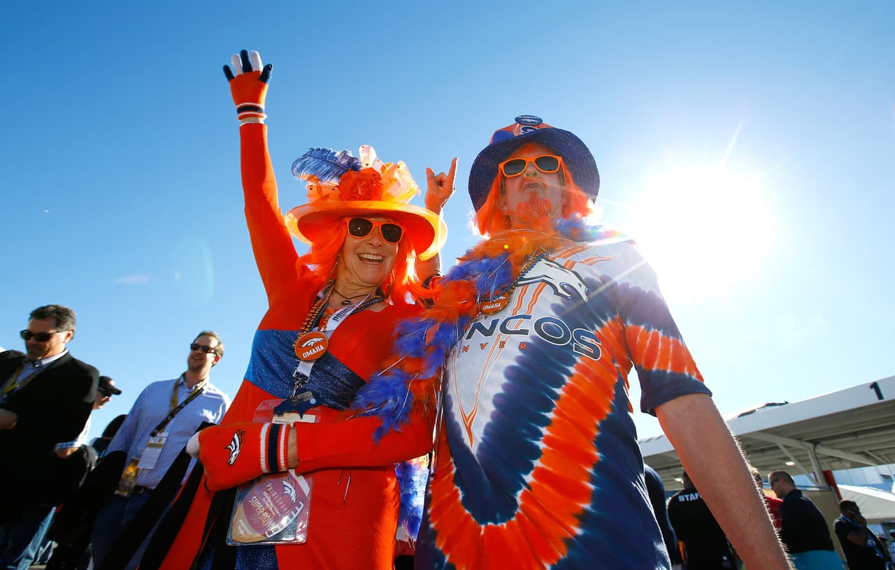 Miles de fanáticos se dieron cita en el estadio Levi’s para disfrutar del Super Bowl 50, el evento deportivo más costoso en la historia de EEUU.